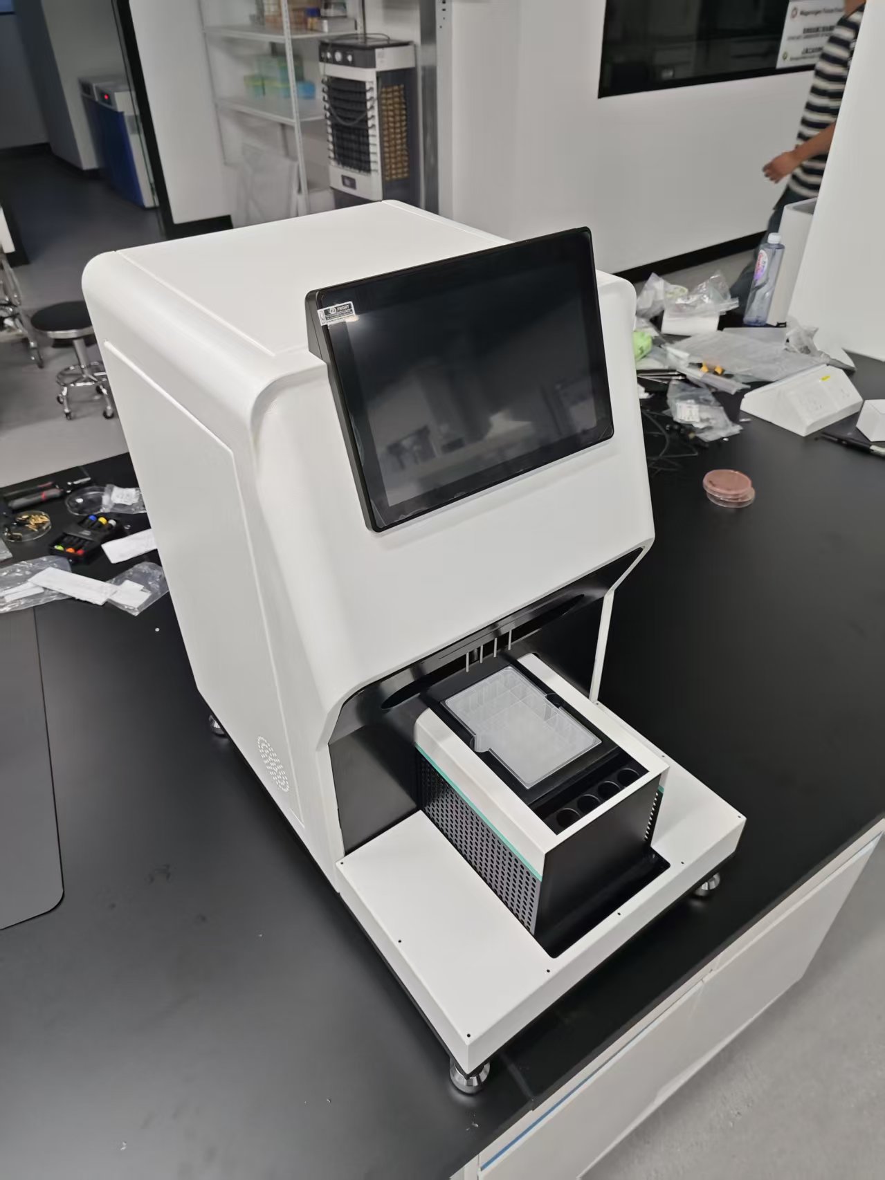 Automated laboratory instrument for high-throughput sample handling
